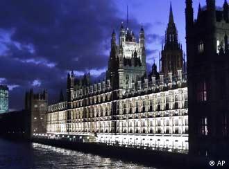 Темні хмари над будівлею парламенту в Лондоні