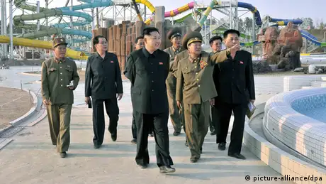 Kim Jong-un sieht sich um