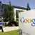 Passanten laufen am Hauptsitz des Firmengebäudes von Google vorbei, Quelle AP