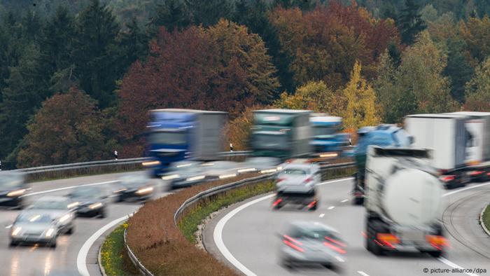 Autos und Lastwagen auf der Autobahn.
(Photo: Armin Weigel/dpa)