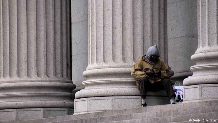 Obdachloser sitzt auf Stufen eines prachtvollen Gebäudes (Foto: DW/Monika Griebeler)