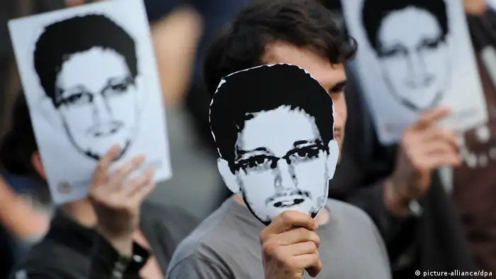 Demonstranten unterstützen am 04.07.2013 in Berlin mit Plakaten den Ex-US-Geheimdienstler Edward Snowden. Snowden hatte die Datenspionage der USA und Großbritanniens enthüllt. Foto: Ole Spata/dpa pixel