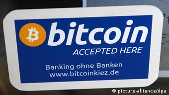 Schild mit der Aufschrift bitcoin (Foto: dpa)