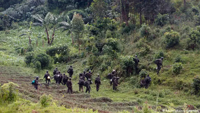 Congolese soldiers advance against the M23 rebels near the Rumangabo military base in Runyoni, 58 km (36 miles) north of Goma, October 31, 2013. Congo's army said on Thursday it was hunting rebels deep in the forests and mountains along the border with Rwanda and Uganda, the insurgents' last hideouts after they were driven from towns they seized during a 20-month rebellion. Picture taken October 31, 2013. REUTERS/Kenny Katombe (DEMOCRATIC REPUBLIC OF CONGO - Tags: SOCIETY CIVIL UNREST MILITARY POLITICS)