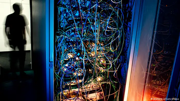 LUSTRATION - Ein Mann steht am 01.07.2013 in Hannover neben einem Serverschrank mit Netzwerkkabeln. Foto: Julian Stratenschulte/dpa pixel