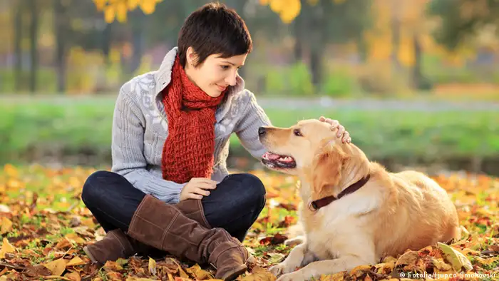 Symbolbild Junge Frau mit Hund