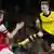 Arsenals Per Mertesacker and Dortmunds Marco Reus kämpfen im Hinspiel um den Ball. Foto: dpa