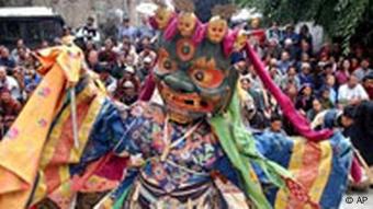 Ladakh, ein Mönch tanzt in traditionellem Kostüm
