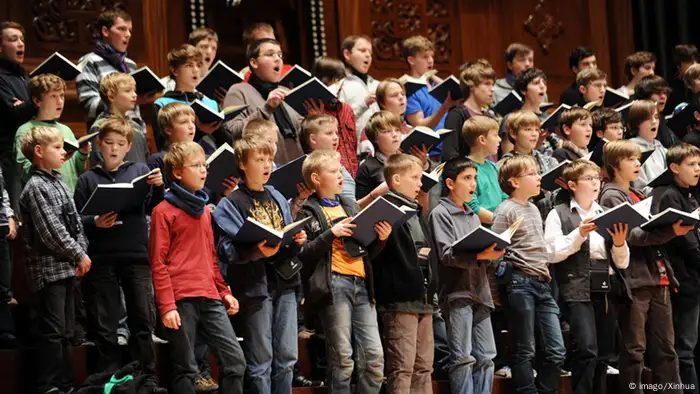 Bildnummer: 54670214 Datum: 23.11.2010 Copyright: imago/Xinhua (101123) -- TAIPEI, Nov. 23, 2010 (Xinhua) -- Members of the Dresdner Kreuzchor perform during a rehearsal of the Messiah in Taipei, southeast China s Taiwan, Nov. 23, 2010. The Dresdner Kreuzchor and the Dresdner Philharmonie are scheduled to perform the Messiah in Taipei on Nov. 24. (Xinhua/Wu Ching-teng) (wyo) #CHINA-TAIPEI-THE MESSIAH-REHEARSAL (CN) PUBLICATIONxNOTxINxCHN People Kultur Chor Dresden Aktion premiumd kbdig xmk xo0x 2010 quer Members of The Dresdner Cross choir perform during a rehearsal of The Messiah in Taipei South East China S TAIWAN Nov 23 2010 The Dresdner Cross choir and The Dresdner Philharmonic are scheduled to perform The Messiah in Taipei ON Nov 24 XINHUA Wu Ching Teng # CHINA Taipei The Messiah rehearsal CN PUBLICATIONxNOTxINxCHN Celebrities Culture Choir Dresden Action shot premiumd Kbdig xmk xo0x 2010 horizontal
