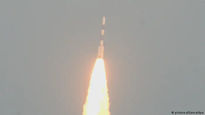 The Indian Space Research Organization (ISRO) Mars Orbiter Mission (MOM) Spacecraft, also called Mangalyaan's Mars Orbiter Spacecraft, blasts off from the Polar Satellite Launch Vehicle (PSLV), carrying in its head India's orbiter, at the Satish Dhawan Space Center Sriharikota in Andhra Pradesh, about 80-kilometer from Chennai, India, 05 November 2013. (Photo:EPA/JAGADEESH NV)