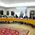 Teilnehmer der Vorbereitungsgespräche für die Genf-II-Konferenz zu Syrien am Verhandlungstisch (Foto: picture alliance/dpa/Vereinte Nationen)