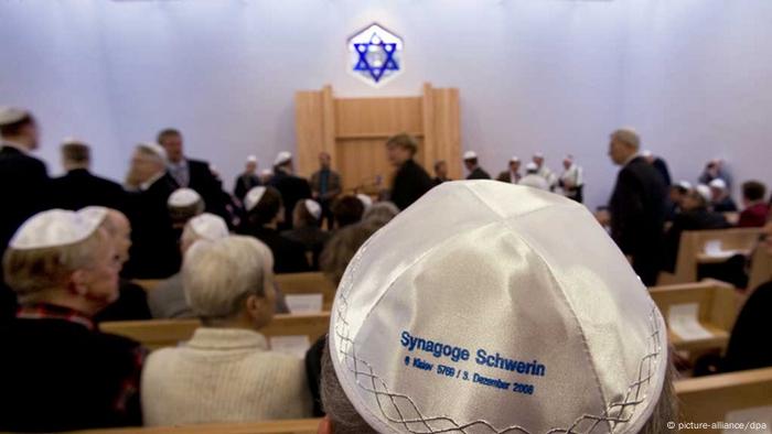 Synagoge in Schwerin, Juden mit Kippas (Photo: dpa)