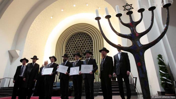 Rabbis in the synagogue in Cologne (Photo: dpa) 