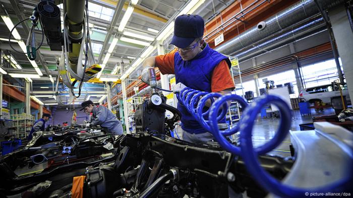 Foto de archivo de personas que trabajan en la fábrica de Toyota en Rusia.