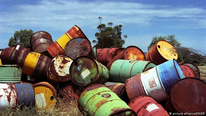A pile of rusty oil drums in Australia
Photo: picture alliance/JOKER