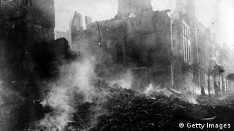 Die Ruinen der Tuchhalle und der St. Martinkirche in Ypern im Januar 1917