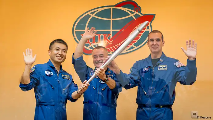 Die Raumfahrer Koichi Wakata (l.), Mikhail Tyurin und Rick Mastracchio brachten die Fackel ins All. (Foto: Reuters)