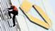 Ein Fassadenkletterer hängt in Frankfurt am Main (Hessen) vor dem Logo der Commerzbank (Foto: dpa) Ein Fassadenkletterer hängt in Frankfurt am Main (Hessen) vor dem Logo der Commerzbank (Foto: dpa)