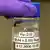 Im radioanalytischen Laboratorium des Institus für Strahlenschutz des GSF-Forschungszentrums für Umwelt und Gesundheit in München-Neuherberg zeigt ein Wissenschaftler ein Fläschchen mit einer Polonium 210 - Chlorid Lösung (Foto: Frank Mächler dpa/lby)