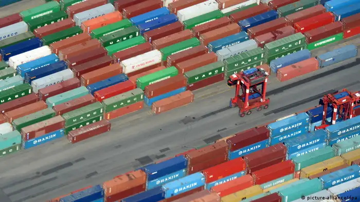ARCHIV - Der Container Terminal Burchardkai (CTB) ist am 07.06.2013 im Hafen von Hamburg zu sehen. Die Unternehmen im Hamburger Hafen rechnen trotz schwieriger Rahmenbedingungen in diesem Jahr mit einem soliden Wachstum. Foto: Marcus Brandt/dpa +++(c) dpa - Bildfunk+++
