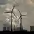 Windräder vor Kraftwerk Neurath
