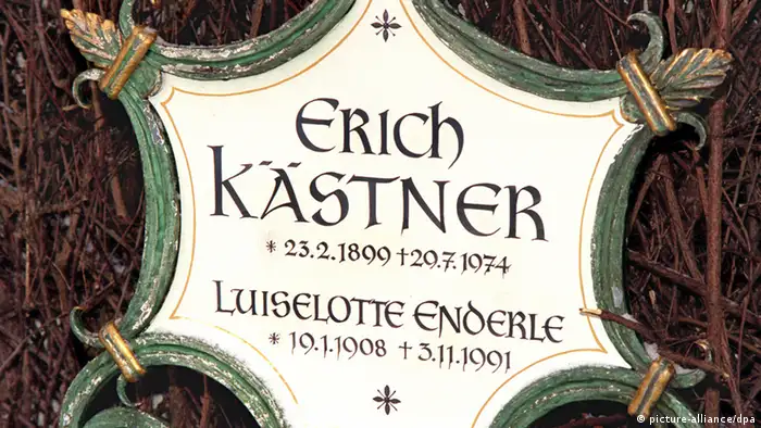 Die Grabtafel des Schriftstellers Erich Kästner auf dem München-Bogenhausener Friedhof