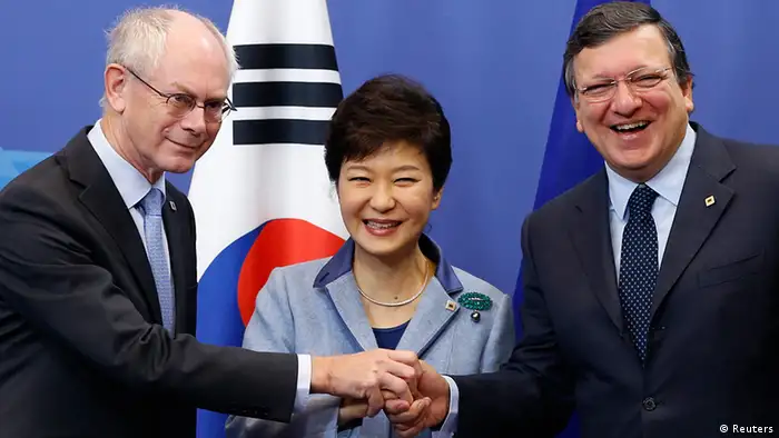South Korea's President Park Geun-hye (C) poses with European Council President Herman Van Rompuy (L) and European Commission President Jose Manuel Barroso during a EU-South Korea summit at the EU Council in Brussels November 8, 2013. REUTERS/Francois Lenoir (BELGIUM - Tags: POLITICS)