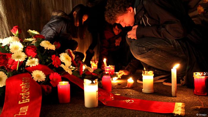 Des étudiants allument des bougies pour pleurer les victimes juives lors d'une marche silencieuse au monument commémoratif de l'Holocauste à Grunewald Bahnhof, Berlin (Imago)