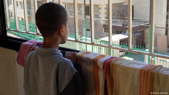 Ein Kind steht an einem Fenster und schaut hinaus Copyright: Andreane Williams, DW Mitarbeiterin, Lebanon, Oct. 2013