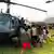 Residentes correm para helicóptero em busca de pacotes de comida na província de Iloilo