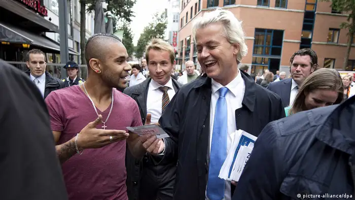 epa03867174 Dutch right-wing Party for Freedom (PVV) leader Geert Wilders (C) collect signatures against the government during his resistance tour in the center Heerlen, the Netherlands, 14 September 2013. According to the party there is a breakdown policy that the local economy hit hard. EPA/MARCEL VAN HOORN +++(c) dpa - Bildfunk+++