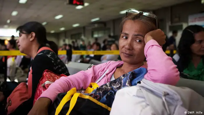 Meredith Dumdum wartet am 12.11.13 in einer Abfertigungshalle des Flughafens der ost-philippinischen Stadt Cebu und sucht nach Angehörigen; Copyright: DW/P. Hille