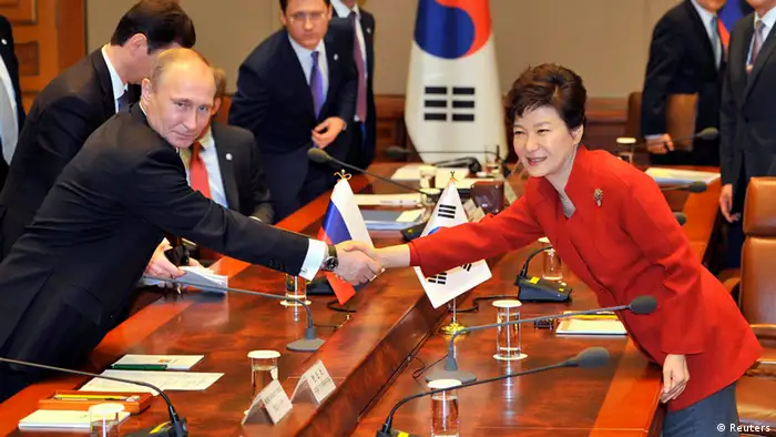 South Korean President Park Geun-hye (R) shakes hands with Russian President Vladimir Putin (L) during their meeting at the presidential Blue House in Seoul November 13, 2013. REUTERS/Jung Yeon-je/Pool (SOUTH KOREA - Tags: POLITICS)