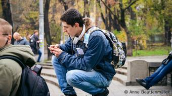 Ein Ingress-Spieler auf einem Platz in Kiew (Foto: Anne Beuttenmüller)