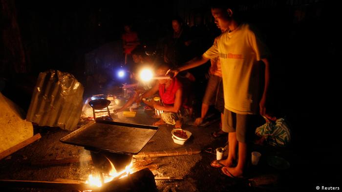 Пострадавшие от тайфуна Хайян жители Филиппин