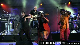 Johnny Clegg auf der Bühne Foto: AFP PHOTO/FETHI BELAID