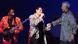 Der südafrikanische Rockmusiker Johnny Clegg (M) und Mitglieder seiner Band Julukka singen gemeinsam mit dem ehemaligen Präsidenten Südafrikas, Nelson Mandela (r). Zuvor feierte am Freitagnachmittag (10.09.1999) in Frankfurt/Main die Deutsche Gesellschaft für Technische Zusammenarbeit (GTZ) ihr 25-jähriges Bestehen. dpa/lhe (Digitale Fotografie) p Der südafrikanische Rockmusiker Johnny Clegg (M) und Mitglieder seiner Band Julukka singen gemeinsam mit dem ehemaligen Präsidenten Südafrikas, Nelson Mandela (r). Zuvor feierte am Freitagnachmittag (10.09.1999) in Frankfurt/Main die Deutsche Gesellschaft für Technische Zusammenarbeit (GTZ) ihr 25-jähriges Bestehen. dpa/lhe (Digitale Fotografie) p