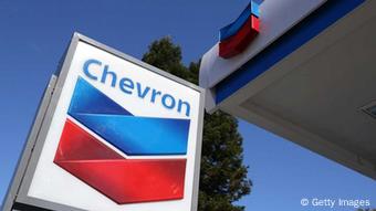 Chevron Schriftzug Tankstelle