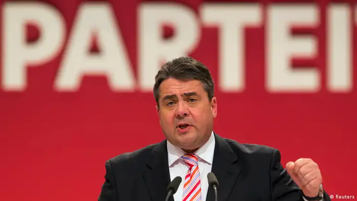 Party leader of the Social Democratic Party (SPD) Sigmar Gabriel speaks during an SPD party congress in Leipzig, November 14, 2013. REUTERS/Thomas Peter (GERMANY - Tags: POLITICS)