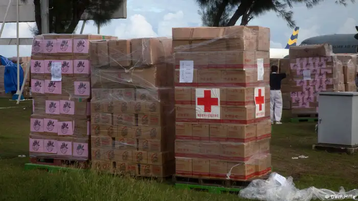 Auf dem Bild: Spenden aus aller Welt sind darunter. Das Rote Kreuz, Care, die Caritas und viele andere Hilfsorganisationen schicken Nahrung und Trinkwasser in die vom Taifun zerstörten Gebiete auf den Philippinen. Foto: Peter Hille DW 14.11.2013