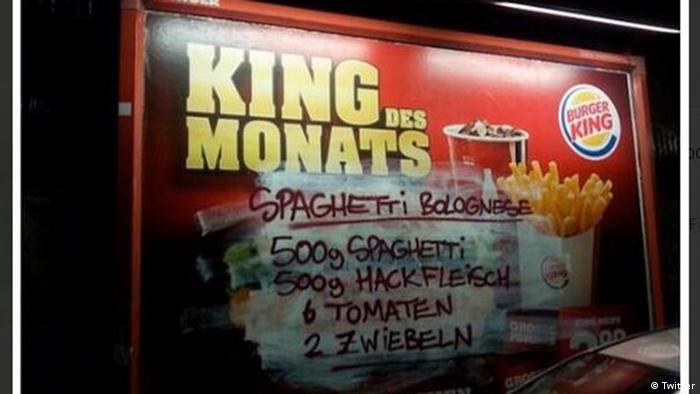 Adbusting bei Twitter - Zutatenliste für Spaghetti Bolognese auf dem Werbeplakat einer Fast-Food-Kette