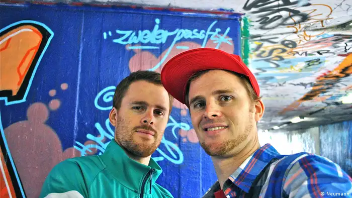 Le groupe de hip-hop franco-allemand Zweierpasch avec à droite Till Neumann et à gauche, son frère jumeau Felix Neumann.