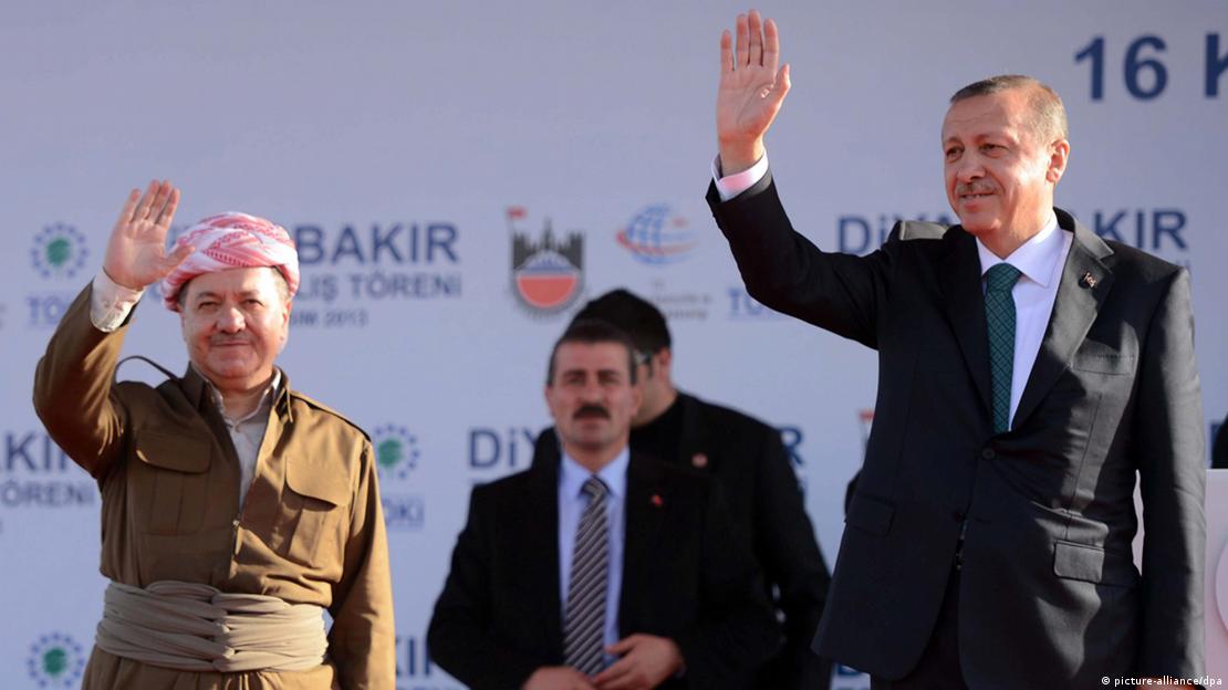 2013 yılında, o dönem başbakan olarak görev Recep Tayyip Erdoğan ile Mesud Barzani Diyarbakır'da sahneden el sallarken. 