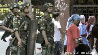 China Bewaffnete Polizisten in Urumqi