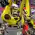 Mechatroniker installieren einen Roboter in der neuen Karosseriefertigung des Sportwagenbauers Porsche in Leipzig (Foto: dpa)