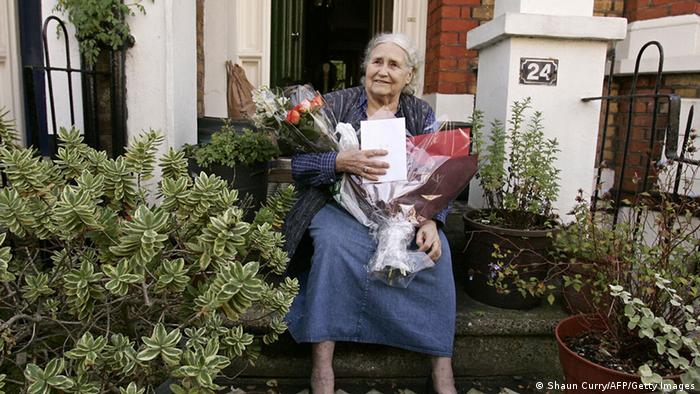Schriftstellerin Doris Lessing vor ihrem Haus in London im Jahr 2007, mit Blumen und Geschenken, nachdem sie mit dem Literaturnobelpreis geehrt wurde (Foto: AFP)