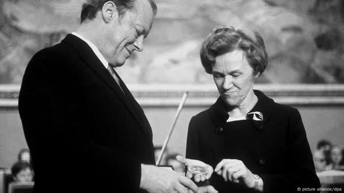Willy Brandt erhält 1971 den Friedensnobelpreis. (Foto: dpa)