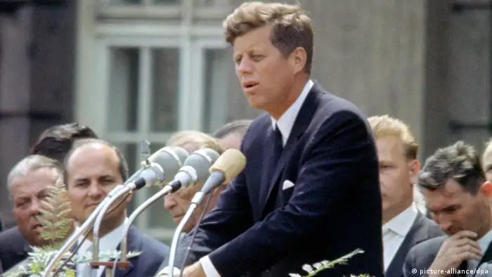 Para los alemanes, el 26 de junio de 1963 fue el día más importante de la era de John F Kennedy. Ese día pronunció su discurso ante el Ayuntamiento de Schöneberg, en Berlín Occidental, donde dijo la legendaria frase “Ich bin ein Berliner” (Soy berlinés), para expresar su solidaridad con pueblo dividido entre este y oeste. 