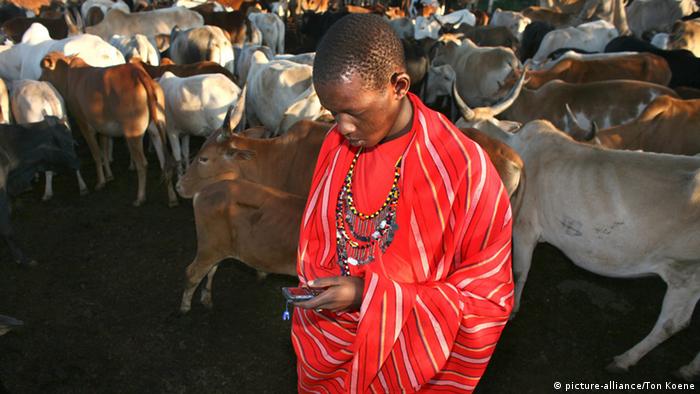 Bildergalerie Kenia 50 Jahre Unabhängigkeit Massai mit Handy (picture-alliance/Ton Koene)