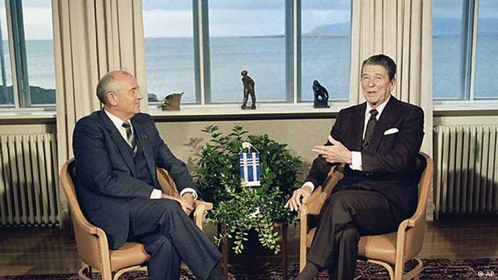 Michail Gorbatschow und Ronald Reagan auf Höfdi Island